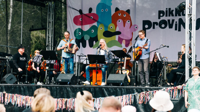 orkesteri soittaa lavalla