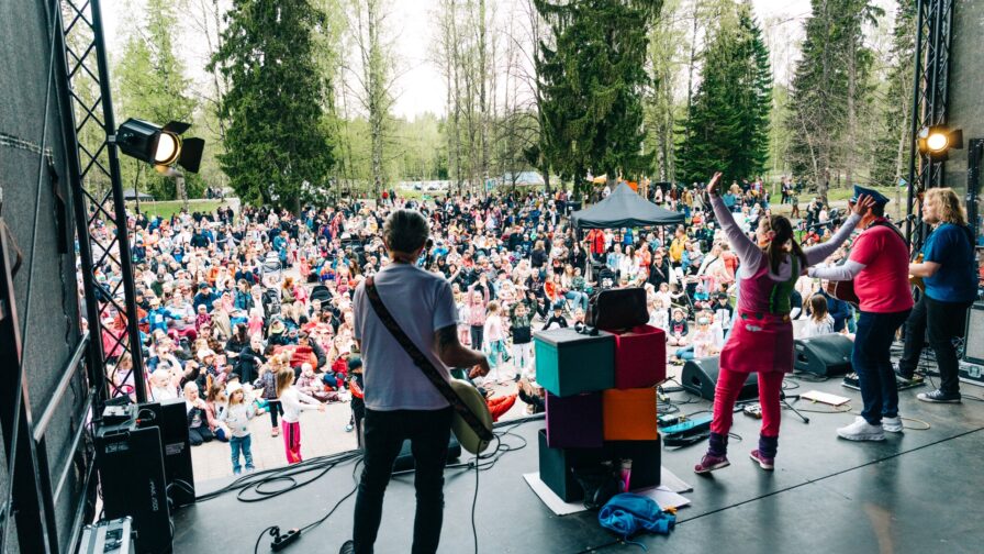 Orkesteri soittaa lavalla ja edessä yleisöä