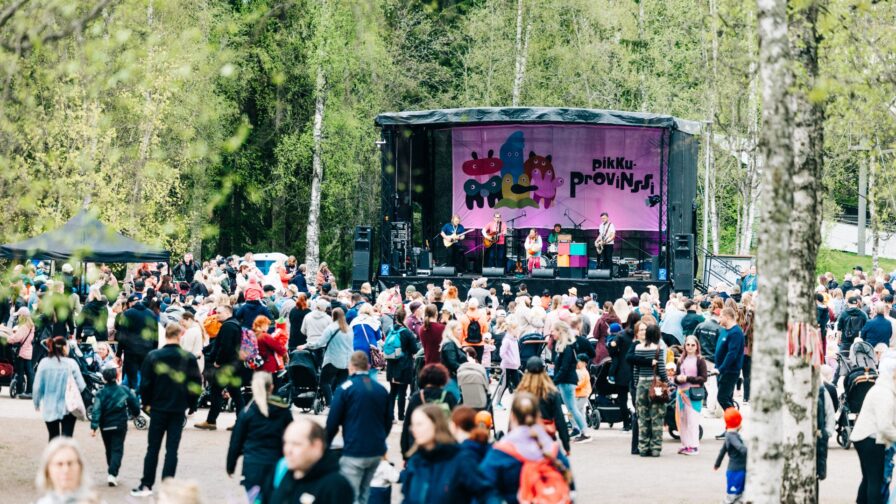 Pikkuprovinssin yleisöä Törnävänsaaressa.